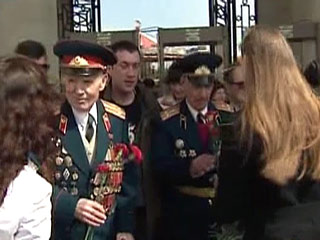 Около 2 млн человек приняли участие в массовых гуляниях на площадях и улицах Москвы в День Победы