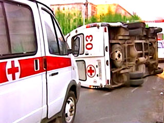 Автомашина "скорой помощи" перевернулась в центре Москвы при ДТП, пострадали три человека