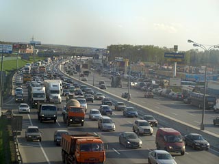Движение автотранспорта при въезде в Москву и на основных автомагистралях города в воскресенье вечером крайне затруднено из-за массового возвращения жителей столицы с дач