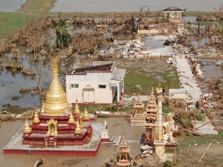 В условиях "жесточайшей антисанитарии" число жертв урагана и наводнения в Мьянме может достичь 1,5 млн человек