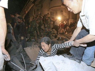 От землетрясения магнитудой 7,8 по шкале Рихтера погибли около 10 тысяч человек, число жертв будет расти по мере разбора завалов