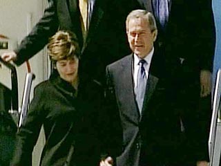 Президент США Джордж Буш с супругой Лорой вылетают во вторник в турне по Ближнему Востоку