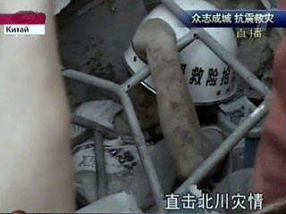 В китайской провинции Сычуань из-под завалов извлекли ученика одной из местных школ. Он провел под обломками рухнувшего здания 4 дня