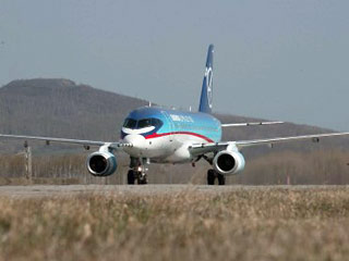 Региональный самолет Sukhoi Superjet-100 произвел в понедельник свой первый полет, поднявшись с взлетно-посадочной полосы на производственной площадке в Комсомольске-на-Амуре