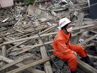 Новые землетрясения и сходы грязевых лавин в провинции Сычуань. Пропали 200 спасателей