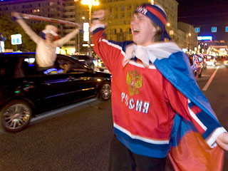 Россияне отметили победу над Канадой массовыми гуляньями по всей стране