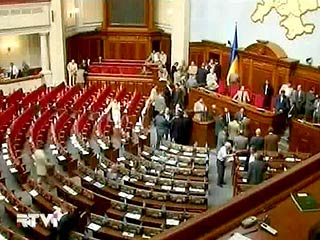 Верховная Рада Украины должна принять закон, который бы запретил базирование в Севастополе после 2017 года любых военных подразделений, в том числе и украинских, кроме пограничников