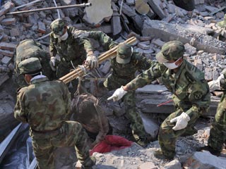 По данным штаба спасательных работ, по состоянию на вечер понедельника число жертв землетрясения 12 мая уже превысило 34 тысяч человек