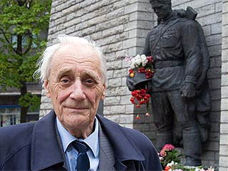 В Эстонии во вторник начался суд над единственным оставшимся в стране Героем Советского Союза 89-летним Арнольдом Мери