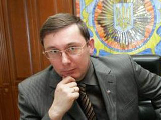 "Идет подготовка к возможному силовому сценарию...Это основная причина, почему я вернулся из отпуска", - сказал Луценко на пресс-конференции в Киеве