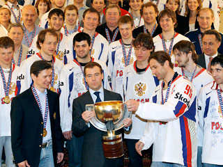 Сборная России по хоккею пообещала президенту страны Дмитрию Медведеву, что сделает все от нее зависящее, чтобы в следующем году вновь выиграть чемпионат мира и вернуться с Кубком в Кремль