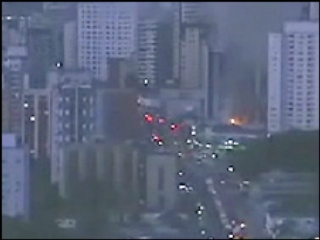 Основной версией сильного огня, охватившего высотное здание, называется пожар, возникший в магазине, расположенном на его первом этаже