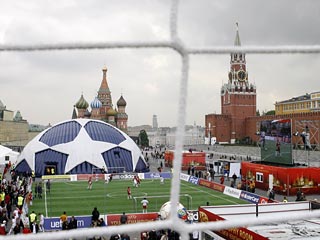 Ветераны футбола забили 30 мячей в матче на Красной площади