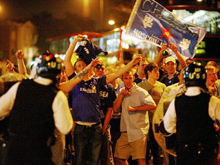 На западе Лондона в четверг ночью за участие в беспорядках были арестованы 12 болельщиков клуба "Челси". Этому предшествовали столкновения примерно двух сотен фанатов столичной команды с лондонской полицией