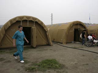 Российские военные срочно направят в субботу в пострадавшие от землетрясения районы Китая девять самолетов с полевыми кухнями, армейскими палатками и одеялами