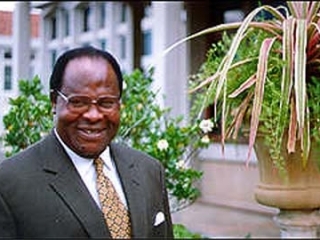 Экс-президент Малави Бакили Мулузи арестован по обвинению в причастности к антиправительственному заговору. Его препроводили из аэропорта в собственную резиденцию, официально не предъявив никаких обвинений
