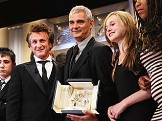 Высшую награду, "Золотую пальмовую ветвь", впервые с 1987 года получила картина французского режиссера Лорана Канте "Класс"