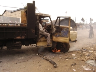 Нападения на иностранцев в ЮАР стали вызывать ответную волну насилия в соседних странах. На юге Зимбабве толпа сожгла южноафриканский грузовик и жестоко избила водителя