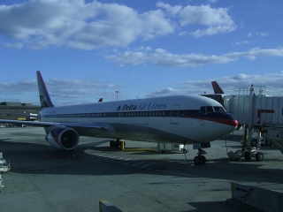 Вынужденную посадку совершил в нью-йоркском международном аэропорту имени Кеннеди лайнер авиакомпании Delta Airlines
