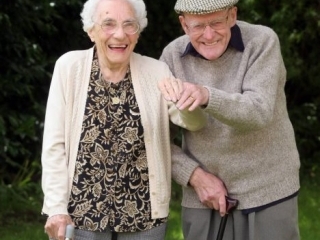 Супруги Фрэнк и Анита Милфорд из английского города Плимут отметили 80-летие супружеской жизни, так называемую "дубовую свадьбу"