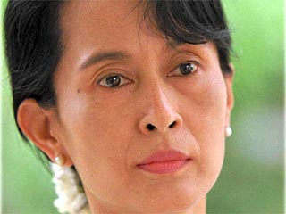 Хунта Мьянмы продлила домашний арест для лидера демократической оппозиции страны, лауреата Нобелевской премии мира Аун Сан Су Чжи, передает Kyodo. Ее держат под домашним арестом уже 12лет