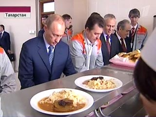 Путин отобедал в заводской столовой