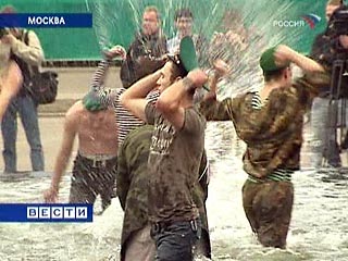 Москва отмечает 90-летие пограничной службы. Виновники торжества распивают водку и купаются в фонтанах