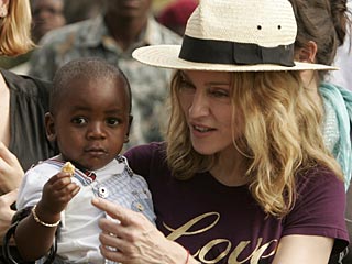 Высший суд Малави разрешил в среду американской поп-звезде Мадонне усыновить трехлетнего мальчика Дэвида