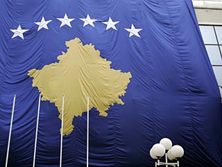 Сербия возмутилась тем, что представители Приштины выступили под новым флагом самопровозглашенного государства, который был вывешен рядом с флагом Евросоюза