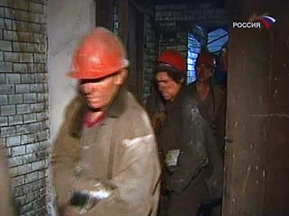 Кузбасские горноспасатели уже сутки продолжают поиски шестерых горняков, оказавшихся под завалом в результате произошедшей накануне аварии на шахте имени Ленина в Междуреченске
