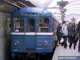 Пассажиры одной из станций петербургского метрополитена в субботу были эвакуированы из-за сильного задымления