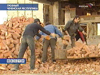 Двое рабочих пострадали в результате обрушения подъезда в пятиэтажном доме в Старопромысловском районе Грозного
