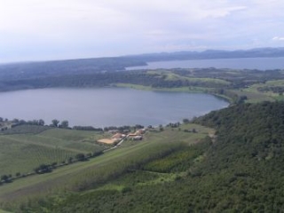 Вертолет итальянских ВВС "Аугуста-90" упал в озеро Браччано, расположенное в центральной части страны. В результате катастрофы один человек погиб