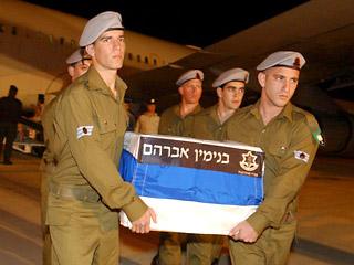 Террористическая организация "Хизбаллах" передала Израилю гроб с останками девяти солдат, погибших в ходе Второй Ливанской войны