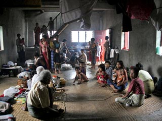В понедельник в Мьянме, через месяц после сокрушительного урагана "Наргис", унесшего жизни 78 тысяч человек, военное правительство открыло многие сельские школы