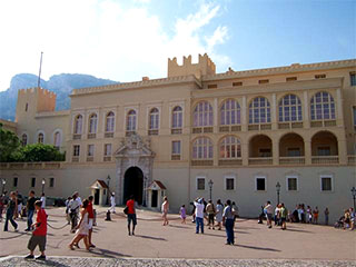 На территории дворца князя Монако во вторник случился пожар
