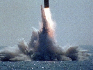 ВМС Китая провели в Желтом море испытание баллистической ракеты "Цзюйлан-2" для новейших атомных подводных лодок, которые потенциально могут нанести удар по территории Индии и США