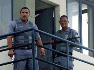 Крупную сумму денег, оружие, наркотики и ключ от камеры обнаружили полицейские у одного из заключенных бразильской тюрьмы