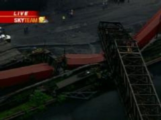 Два человека оказались зажатыми в ловушке в результате падения башенного крана на сталеплавильном заводе в Балтиморе (США, штат Мэриленд)