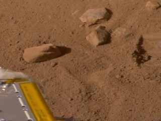 Робот должен был вырыть первый из трех колодцев глубиной до 60 см, чтобы взять пробы марсианского льда. Вместо этого земной аппарат выполнял заложенную автоматическую программу: делал фотоснимки окружающего его ландшафта