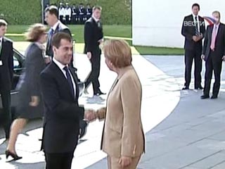 Президент РФ Дмитрий Медведев начал свой первый визит в Европу в качестве главы государства