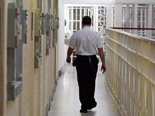Британские тюрьмы "штурмуют" наркодилеры и проститутки в погоне за клиентами