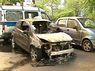В ночь на пятницу около двух часов ночи возле дома номер 6, корпус 2 на Ярославском шоссе загорелся автомобиль Opel Corsa