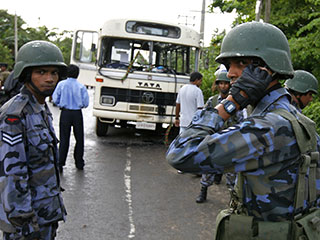 В пригороде столицы Шри-Ланки в пятницу утром взорвался пассажирский автобус