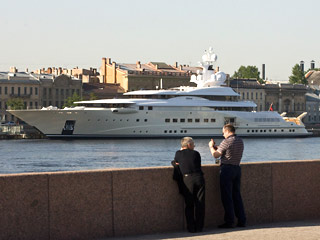 Яхта губернатора Чукотки миллиардера Романа Абрамовича, прибывшего в Санкт-Петербург на экономический форум, не поместилась в специально отведенную для гостей гавань у "Ленэкспо" и ее пришлось швартовать на Английской набережной