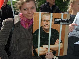 31 мая Оборона приняла участие в пикете в поддержку политических заключенных, приуроченный к третьей годовщине со дня оглашения приговора экс-главе "ЮКОСа" Михаилу Ходорковскому