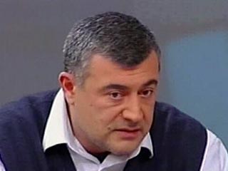 Лидер грузинской Объединенной оппозиции Леван Гачечиладзе в пятницу вечером буквально ворвался в эфирную студию телеканала "Кавкасия" и призвал его зрителей собираться на митинг оппозиции, которая собирается у здания парламента