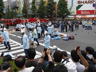 По меньшей мере пять человек находятся без сознания после нападения на них в центре Токио неизвестного злоумышленника, вооруженного ножом