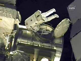 Астронавты NASA начали шестичасовую смену работы в открытом космосе