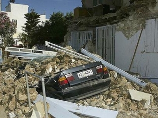 Два человека погибли в результате сильного землетрясения магнитудой 6,5, происшедшего в воскресенье на западе Греции